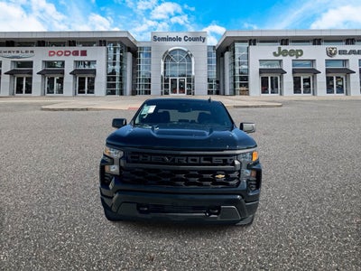 Chevrolet Silverado 1500 2WD de 2024, cabina doble, caja corta, versión Custom