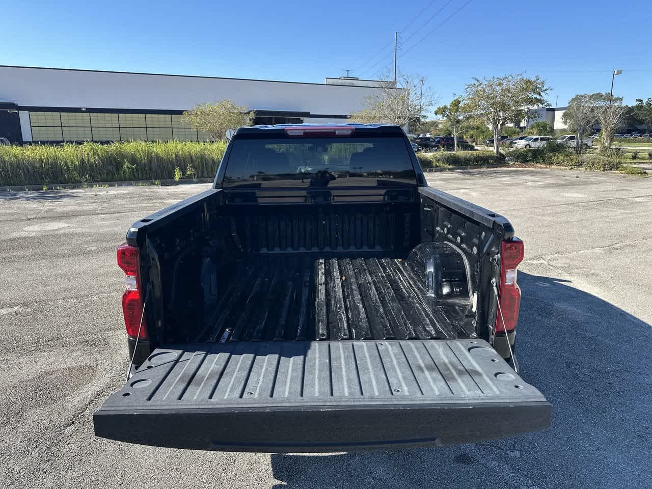 Chevrolet Silverado 1500 2WD de 2024, cabina doble, caja corta, versión Custom