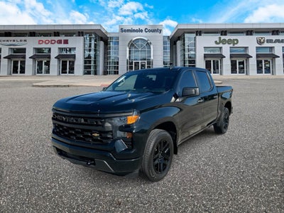 Chevrolet Silverado 1500 2WD de 2024, cabina doble, caja corta, versión Custom