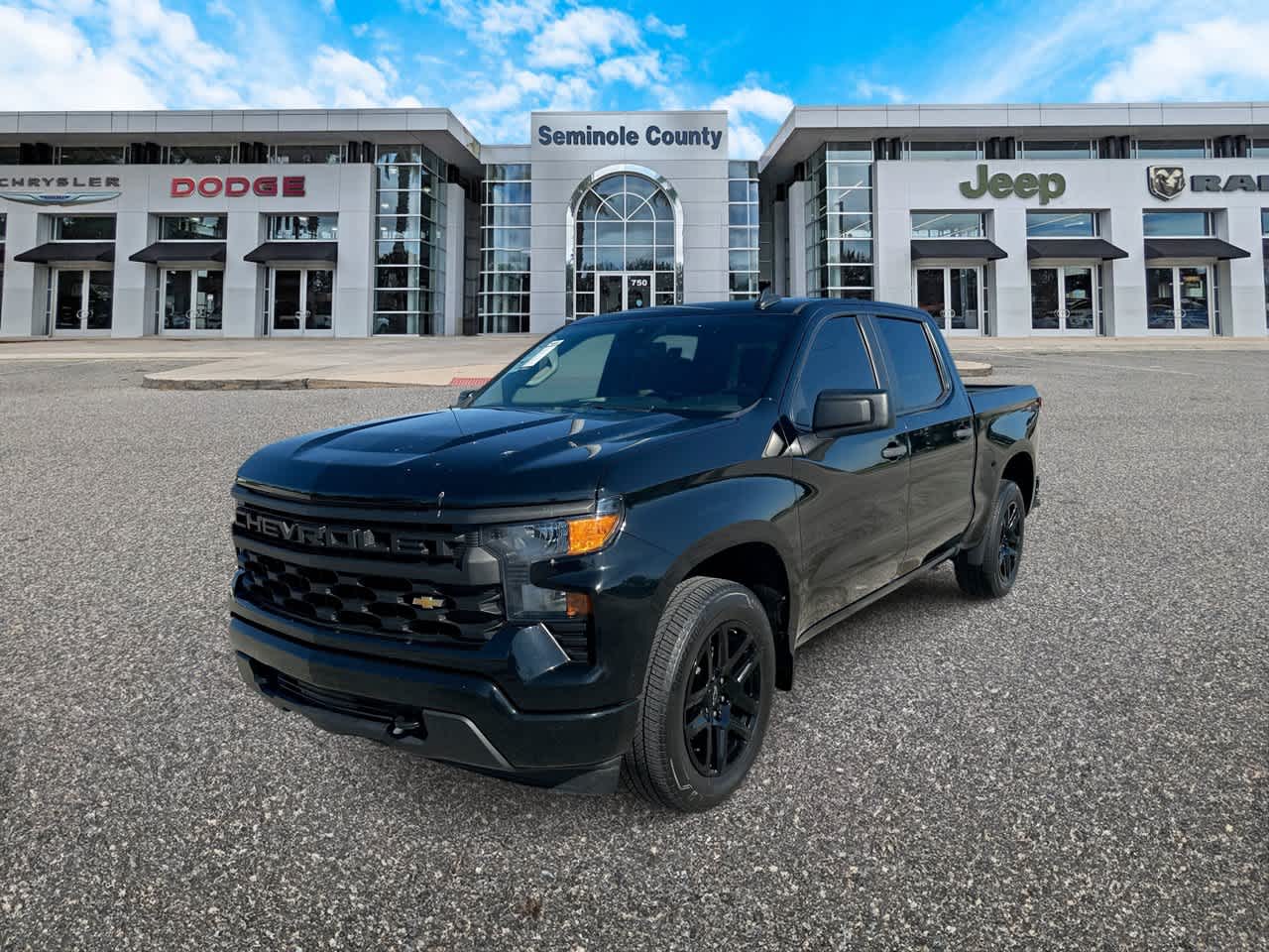Chevrolet Silverado 1500 2WD de 2024, cabina doble, caja corta, versión Custom