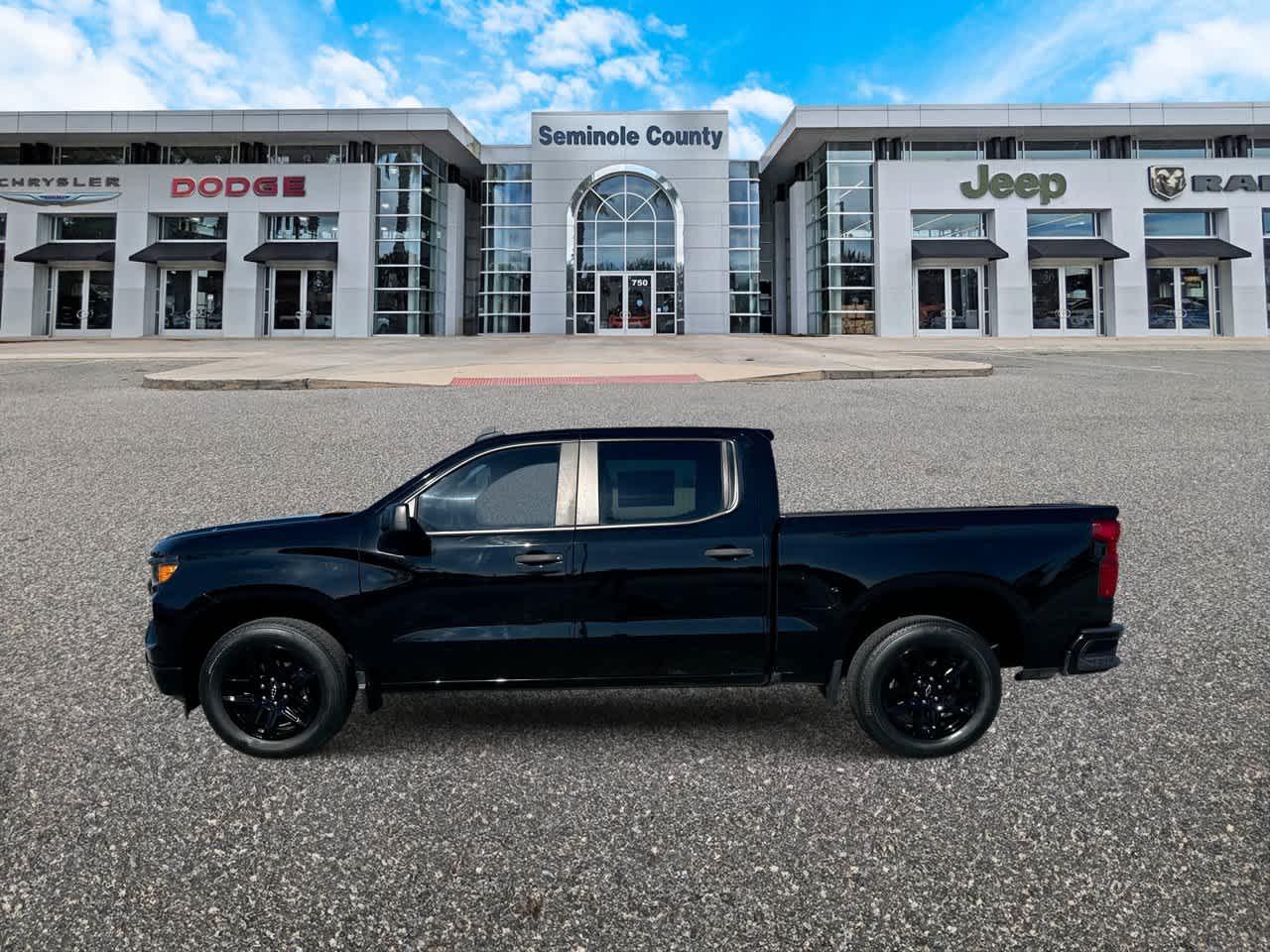 Chevrolet Silverado 1500 2WD de 2024, cabina doble, caja corta, versión Custom