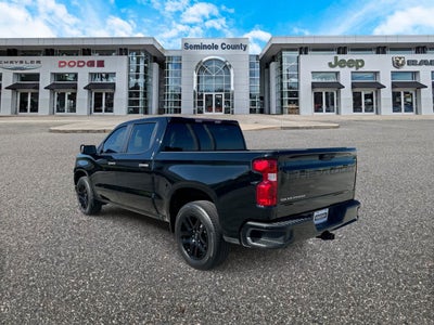 Chevrolet Silverado 1500 2WD de 2024, cabina doble, caja corta, versión Custom