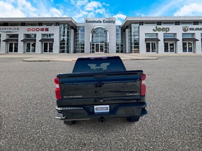 Chevrolet Silverado 1500 2WD de 2024, cabina doble, caja corta, versión Custom