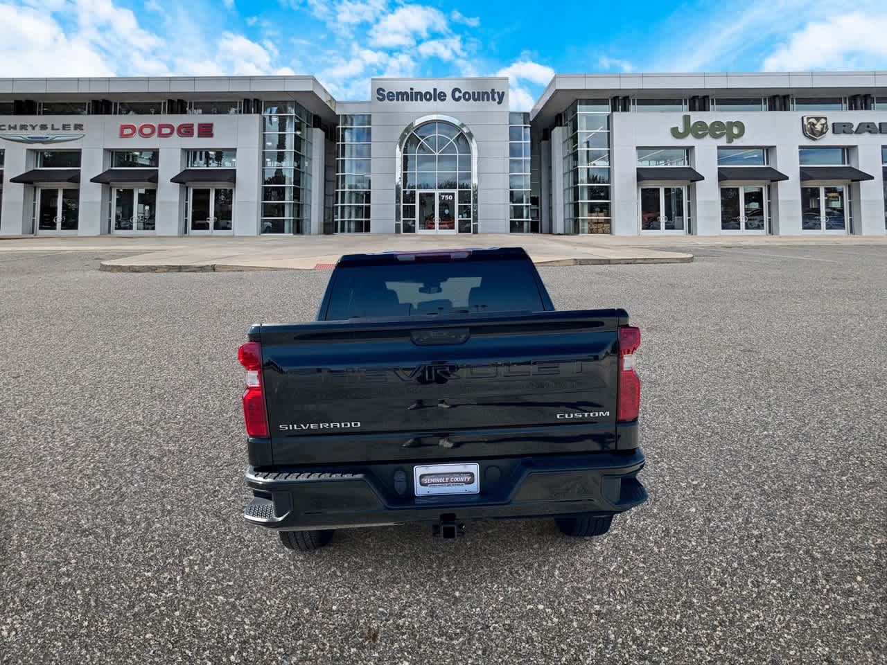 Chevrolet Silverado 1500 2WD de 2024, cabina doble, caja corta, versión Custom