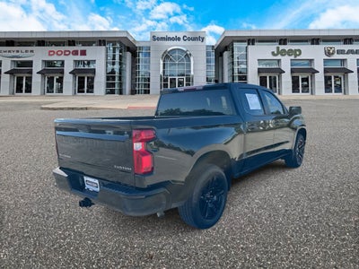 Chevrolet Silverado 1500 2WD de 2024, cabina doble, caja corta, versión Custom