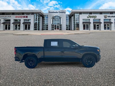 Chevrolet Silverado 1500 2WD de 2024, cabina doble, caja corta, versión Custom