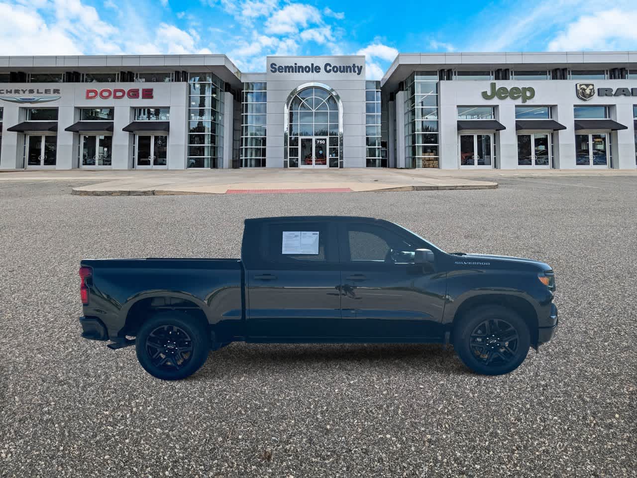 Chevrolet Silverado 1500 2WD de 2024, cabina doble, caja corta, versión Custom