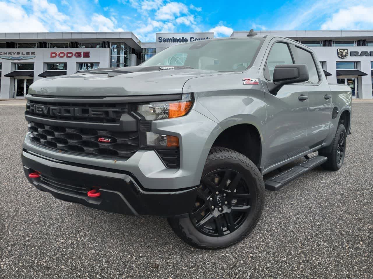 Chevrolet Silverado 1500 4x4 de 2025, cabina doble, caja corta, versión Trail Boss personalizada