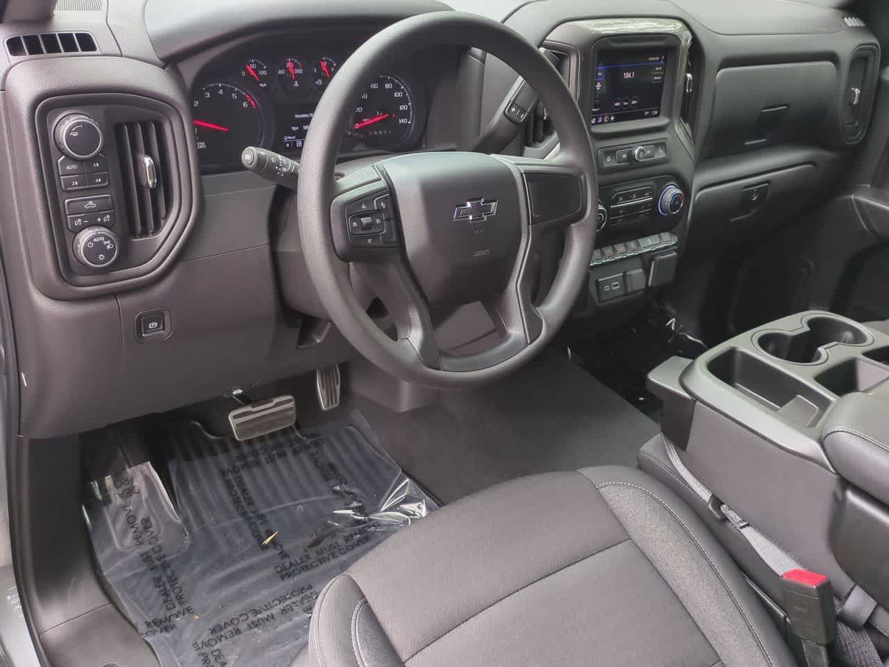 Chevrolet Silverado 1500 4x4 de 2025, cabina doble, caja corta, versión Trail Boss personalizada