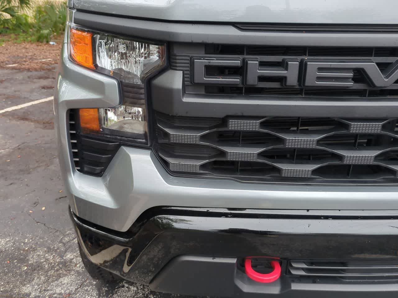 Chevrolet Silverado 1500 4x4 de 2025, cabina doble, caja corta, versión Trail Boss personalizada