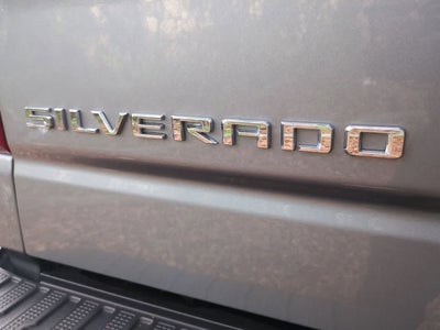 Chevrolet Silverado 1500 4x4 de 2025, cabina doble, caja corta, versión Trail Boss personalizada