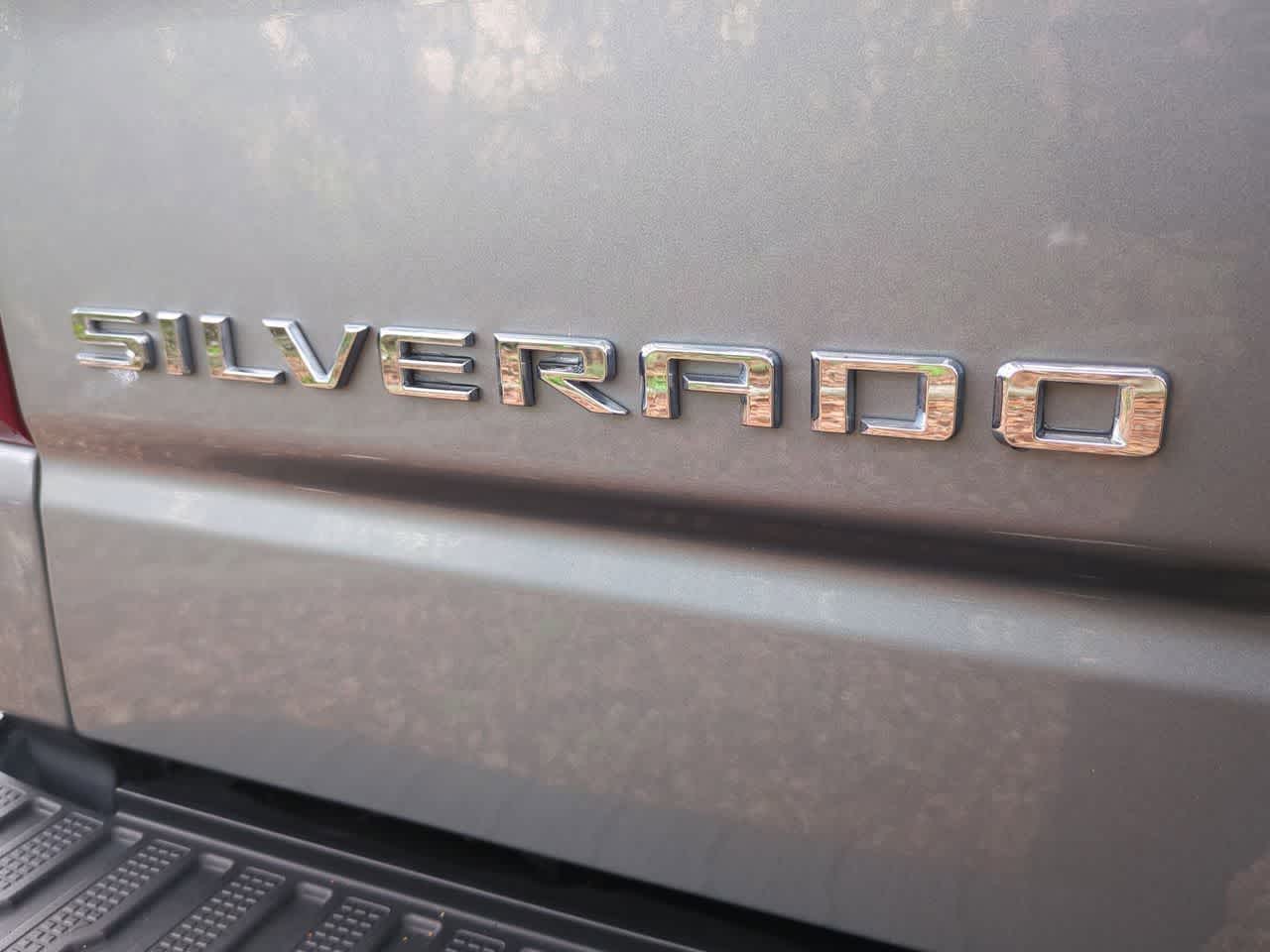 Chevrolet Silverado 1500 4x4 de 2025, cabina doble, caja corta, versión Trail Boss personalizada