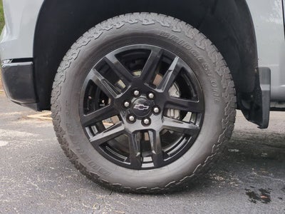 Chevrolet Silverado 1500 4x4 de 2025, cabina doble, caja corta, versión Trail Boss personalizada