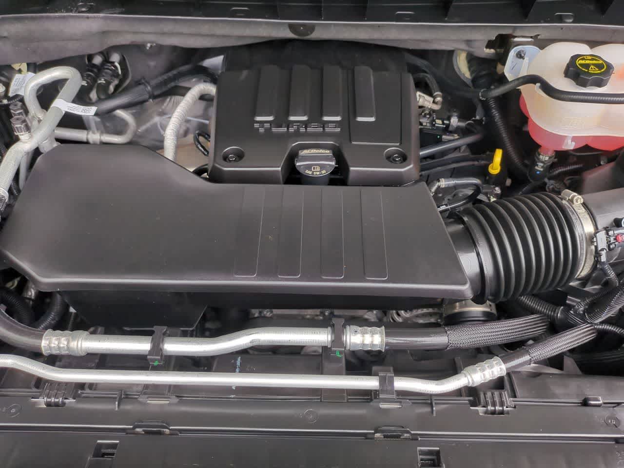 Chevrolet Silverado 1500 4x4 de 2025, cabina doble, caja corta, versión Trail Boss personalizada