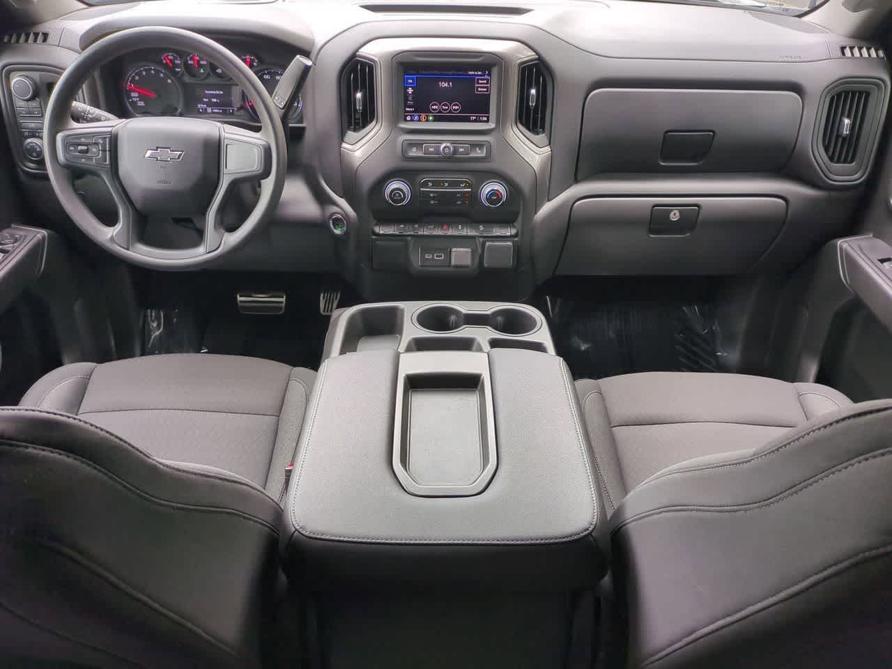 Chevrolet Silverado 1500 4x4 de 2025, cabina doble, caja corta, versión Trail Boss personalizada