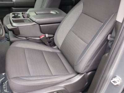 Chevrolet Silverado 1500 4x4 de 2025, cabina doble, caja corta, versión Trail Boss personalizada