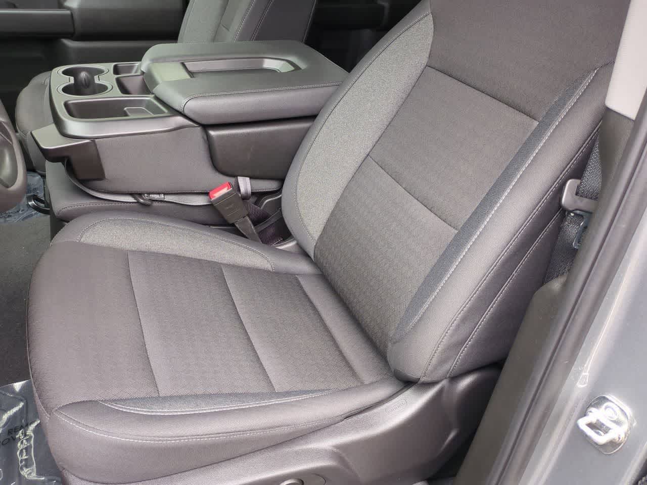 Chevrolet Silverado 1500 4x4 de 2025, cabina doble, caja corta, versión Trail Boss personalizada