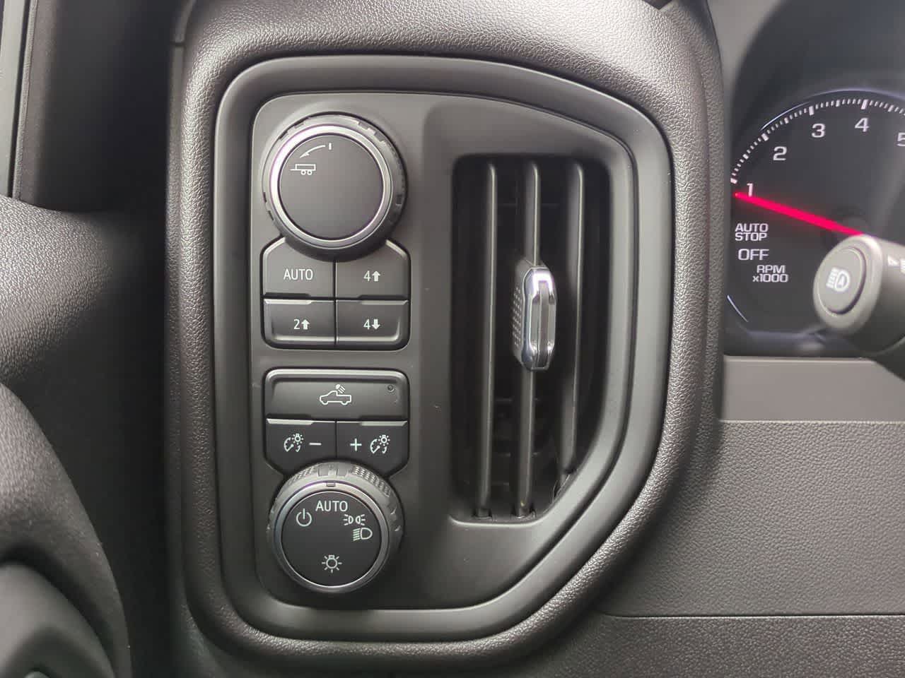 Chevrolet Silverado 1500 4x4 de 2025, cabina doble, caja corta, versión Trail Boss personalizada