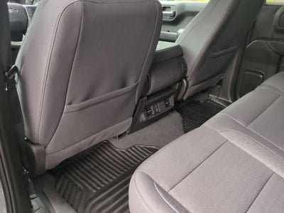 Chevrolet Silverado 1500 4x4 de 2025, cabina doble, caja corta, versión Trail Boss personalizada