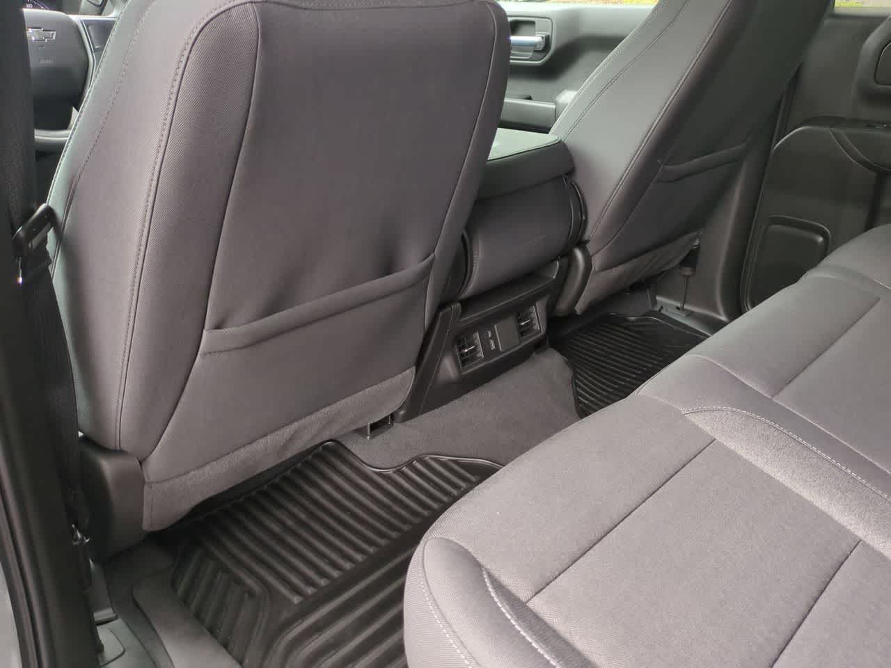 Chevrolet Silverado 1500 4x4 de 2025, cabina doble, caja corta, versión Trail Boss personalizada