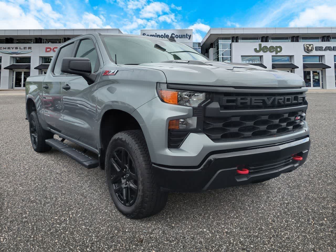 Chevrolet Silverado 1500 4x4 de 2025, cabina doble, caja corta, versión Trail Boss personalizada