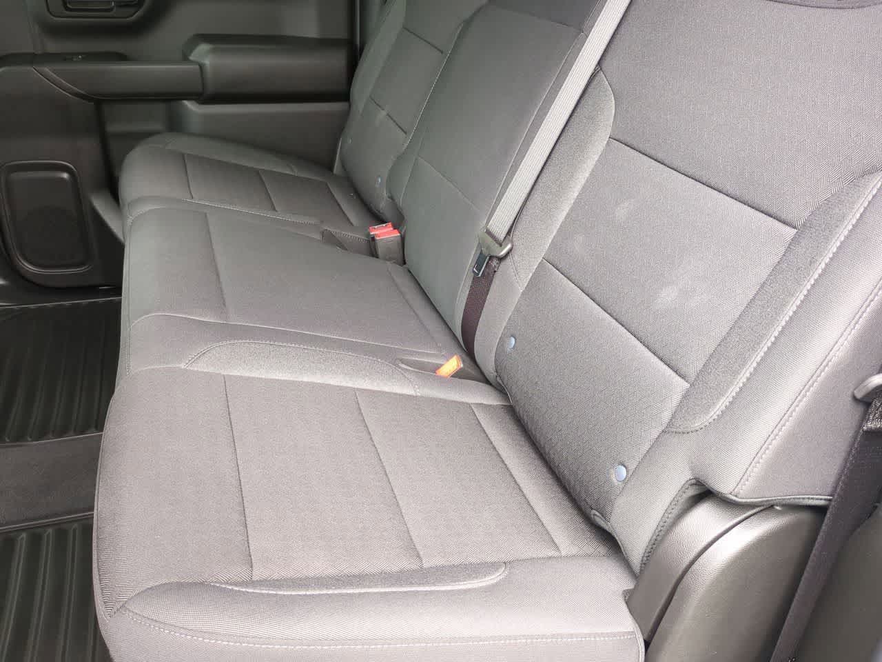 Chevrolet Silverado 1500 4x4 de 2025, cabina doble, caja corta, versión Trail Boss personalizada