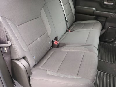 Chevrolet Silverado 1500 4x4 de 2025, cabina doble, caja corta, versión Trail Boss personalizada