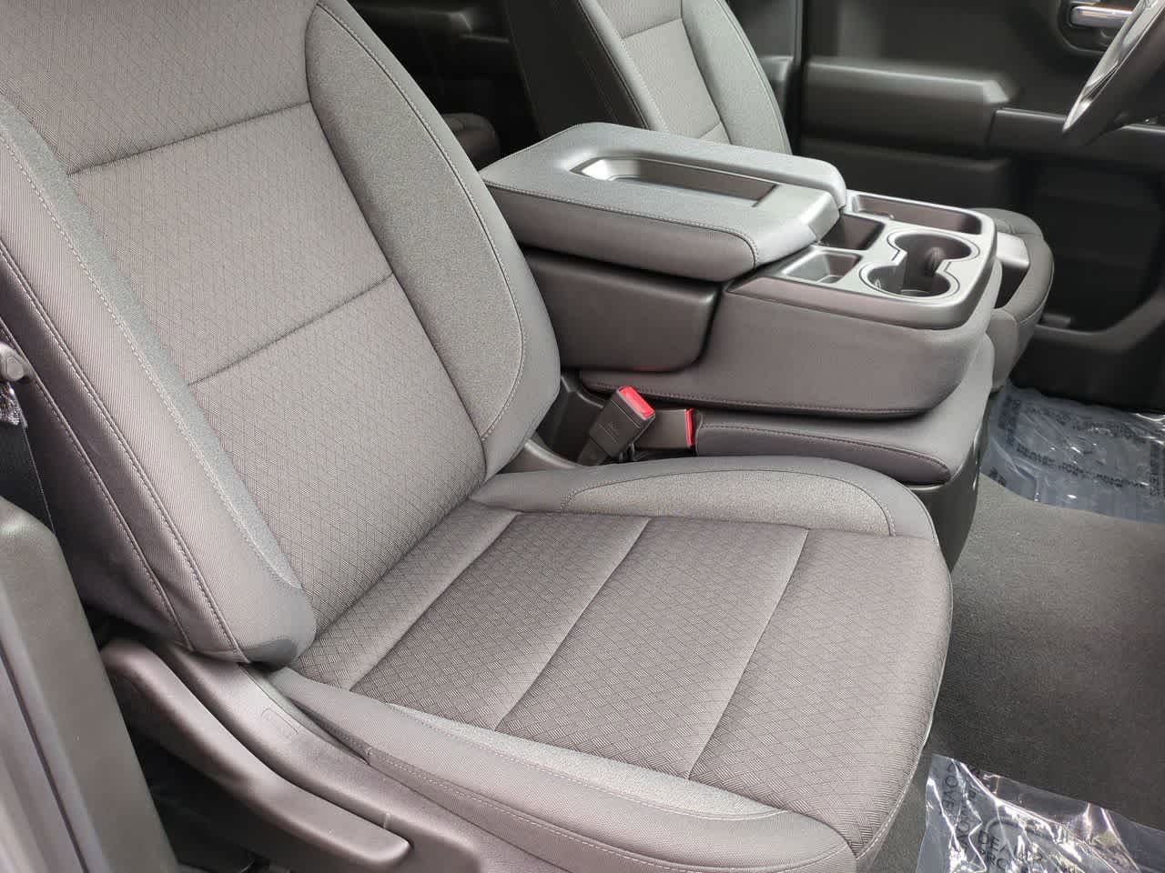 Chevrolet Silverado 1500 4x4 de 2025, cabina doble, caja corta, versión Trail Boss personalizada