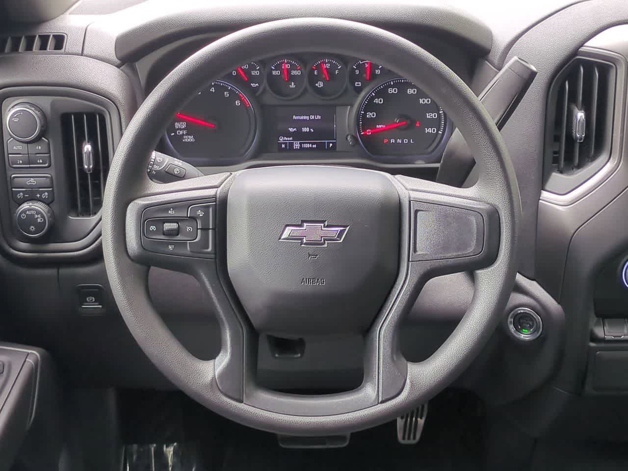 Chevrolet Silverado 1500 4x4 de 2025, cabina doble, caja corta, versión Trail Boss personalizada