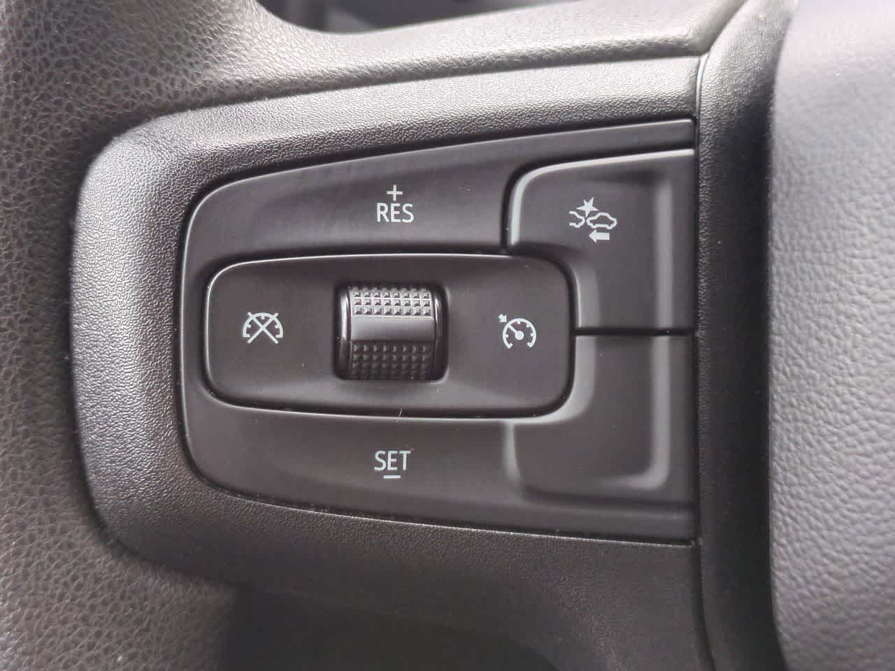 Chevrolet Silverado 1500 4x4 de 2025, cabina doble, caja corta, versión Trail Boss personalizada