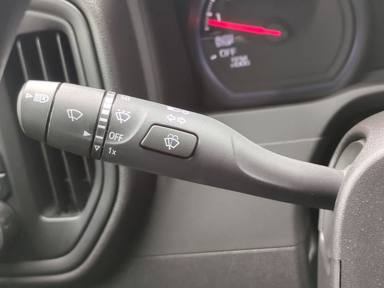 Chevrolet Silverado 1500 4x4 de 2025, cabina doble, caja corta, versión Trail Boss personalizada