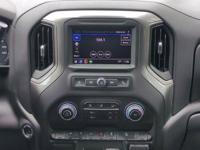 Chevrolet Silverado 1500 4x4 de 2025, cabina doble, caja corta, versión Trail Boss personalizada