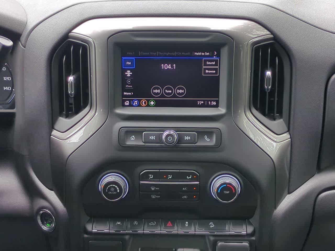 Chevrolet Silverado 1500 4x4 de 2025, cabina doble, caja corta, versión Trail Boss personalizada