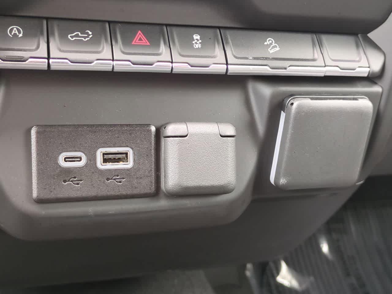 Chevrolet Silverado 1500 4x4 de 2025, cabina doble, caja corta, versión Trail Boss personalizada