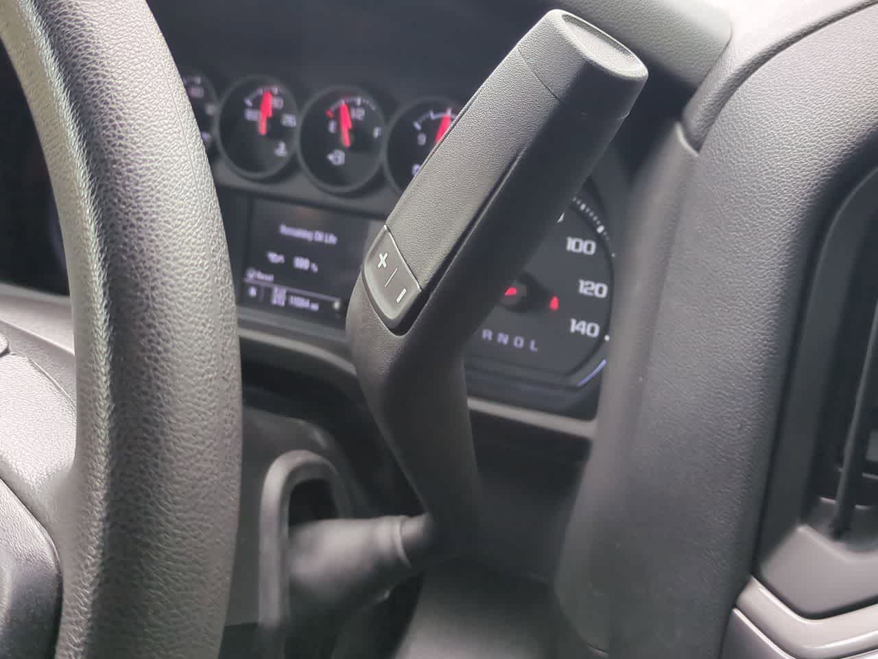 Chevrolet Silverado 1500 4x4 de 2025, cabina doble, caja corta, versión Trail Boss personalizada