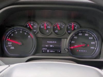 Chevrolet Silverado 1500 4x4 de 2025, cabina doble, caja corta, versión Trail Boss personalizada