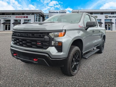 Chevrolet Silverado 1500 4x4 de 2025, cabina doble, caja corta, versión Trail Boss personalizada