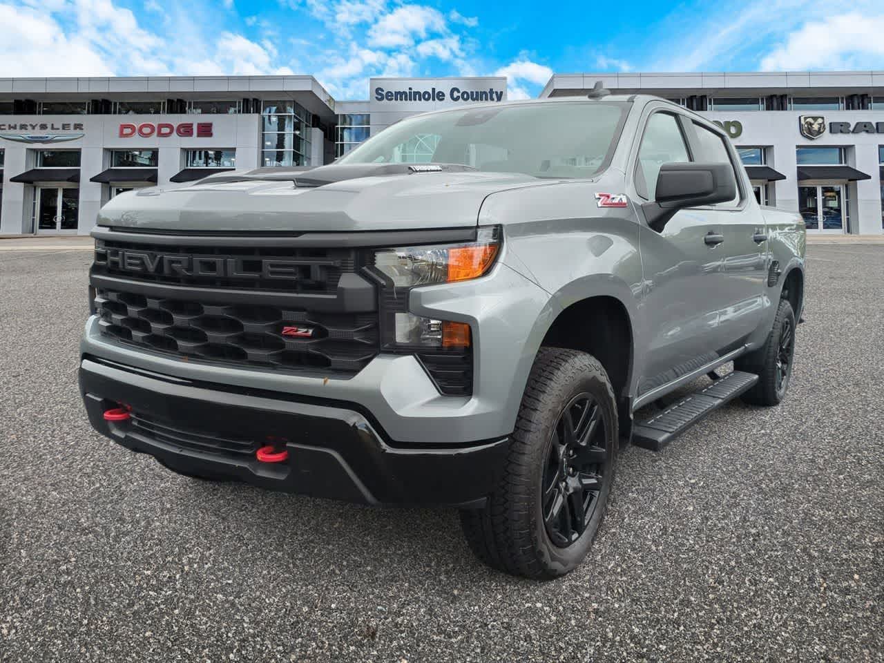 Chevrolet Silverado 1500 4x4 de 2025, cabina doble, caja corta, versión Trail Boss personalizada