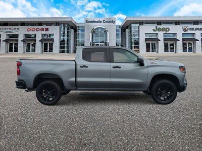 Chevrolet Silverado 1500 4x4 de 2025, cabina doble, caja corta, versión Trail Boss personalizada