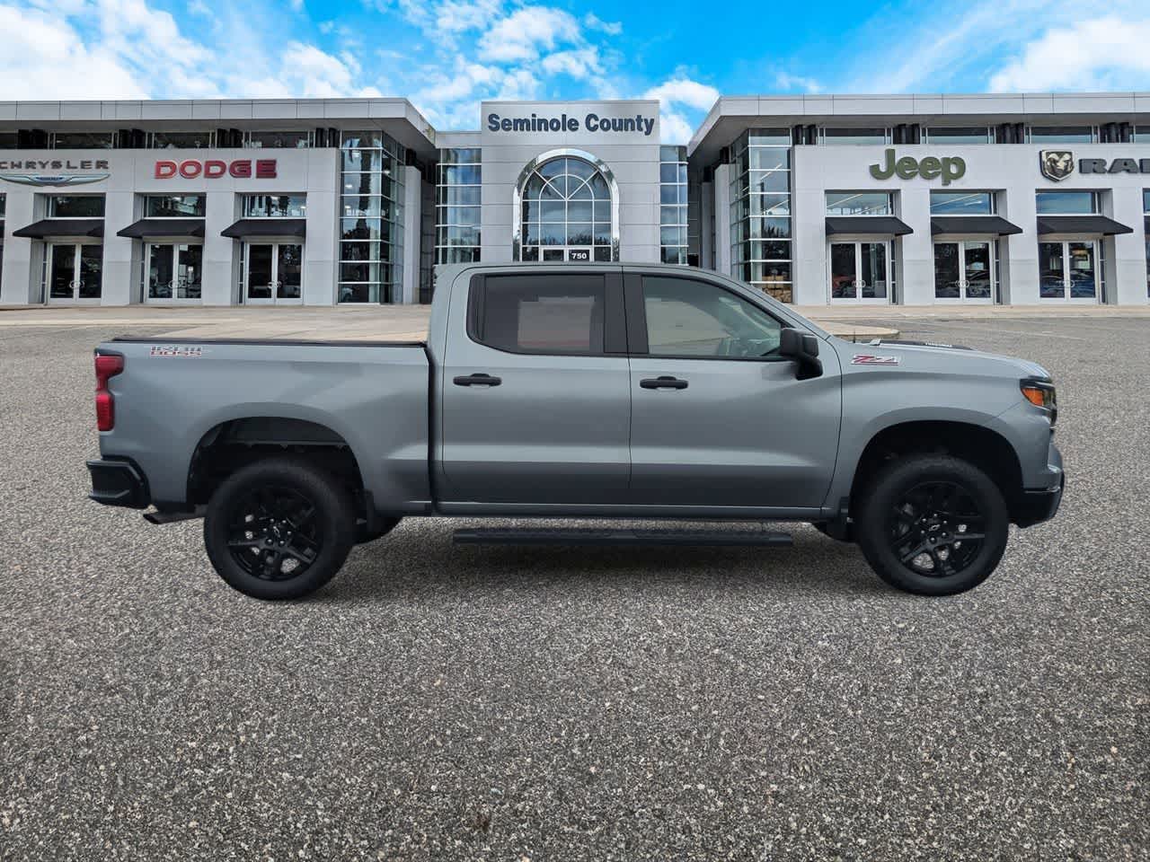 Chevrolet Silverado 1500 4x4 de 2025, cabina doble, caja corta, versión Trail Boss personalizada