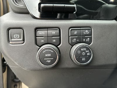 Chevrolet Silverado 1500 4WD de 2023, cabina doble, caja corta, ZR2