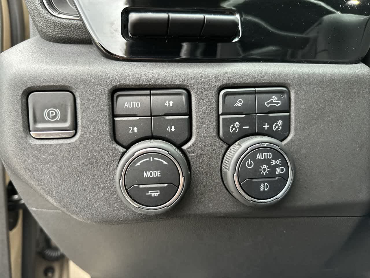 Chevrolet Silverado 1500 4WD de 2023, cabina doble, caja corta, ZR2
