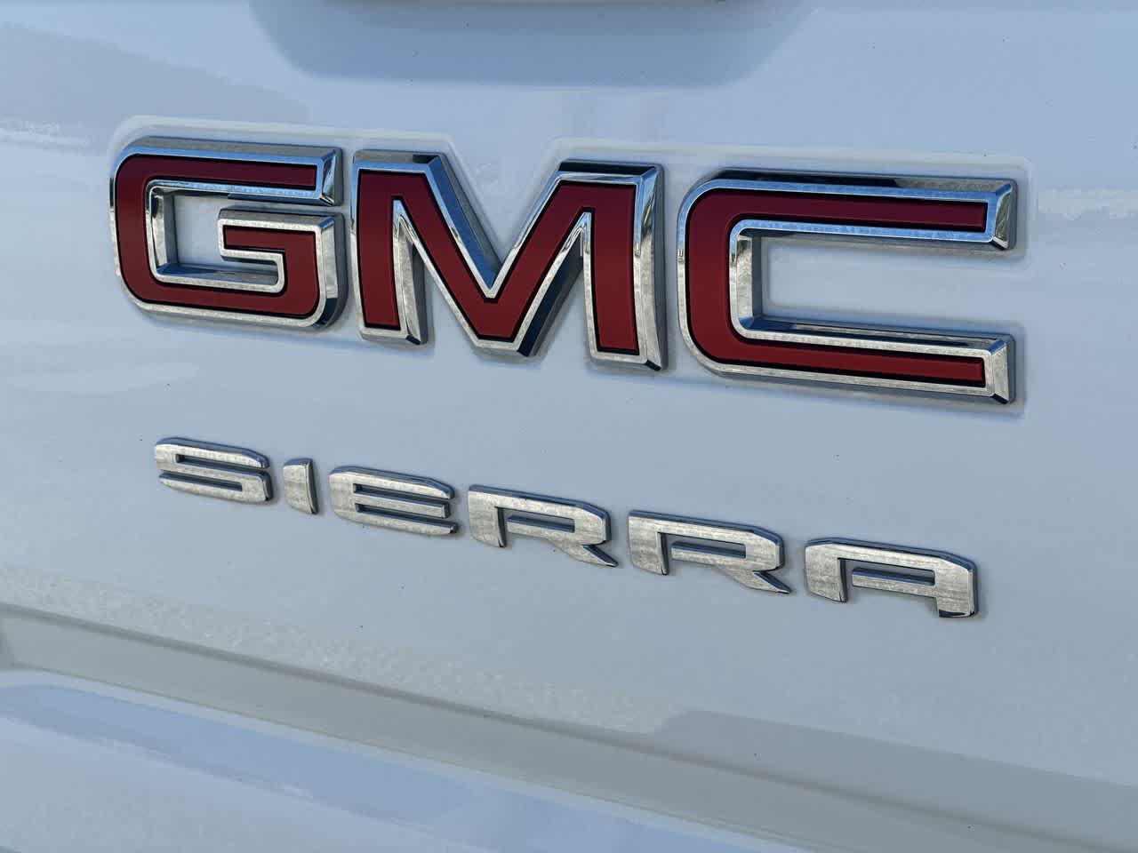 GMC Sierra 1500 4WD Crew Cab de 2023, caja corta, versión Elevation con 3SB