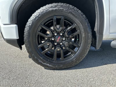 GMC Sierra 1500 4WD Crew Cab de 2023, caja corta, versión Elevation con 3SB