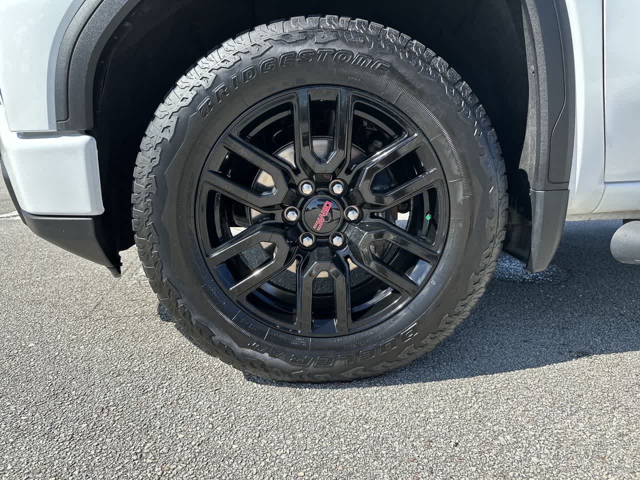 GMC Sierra 1500 4WD Crew Cab de 2023, caja corta, versión Elevation con 3SB