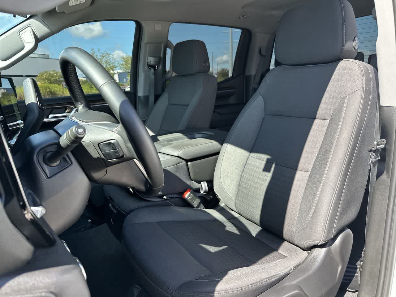 GMC Sierra 1500 4WD Crew Cab de 2023, caja corta, versión Elevation con 3SB
