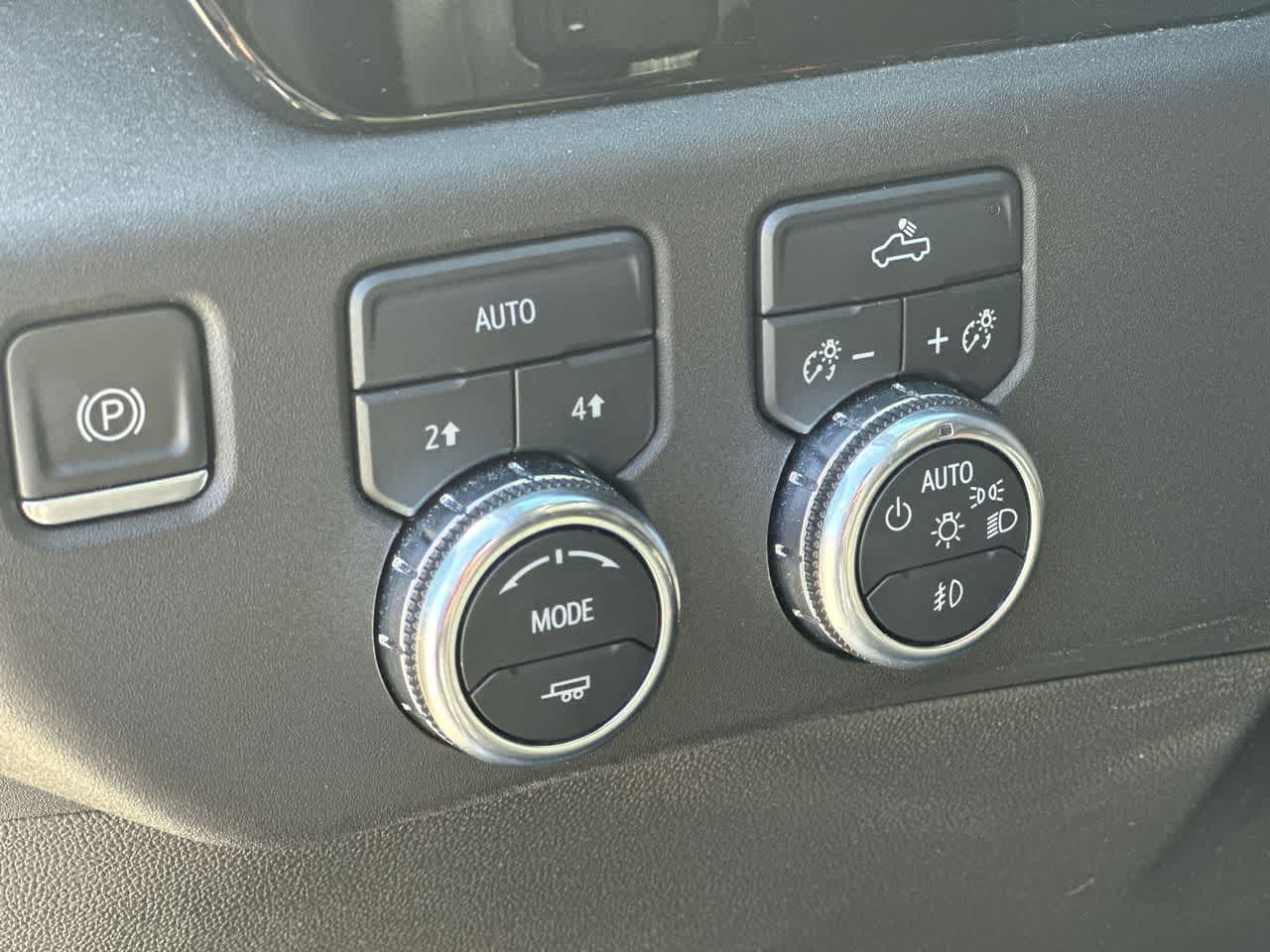 GMC Sierra 1500 4WD Crew Cab de 2023, caja corta, versión Elevation con 3SB