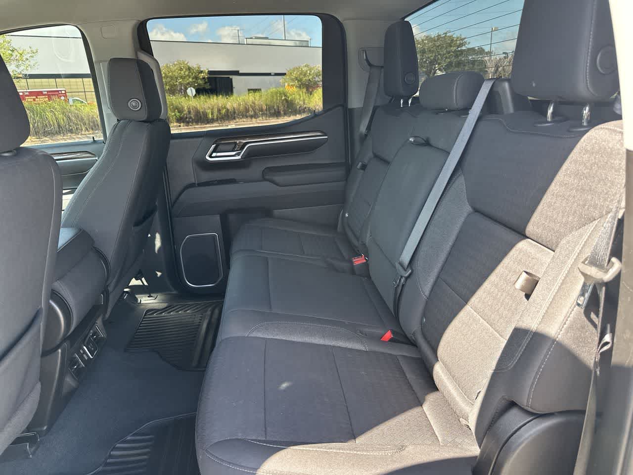 GMC Sierra 1500 4WD Crew Cab de 2023, caja corta, versión Elevation con 3SB