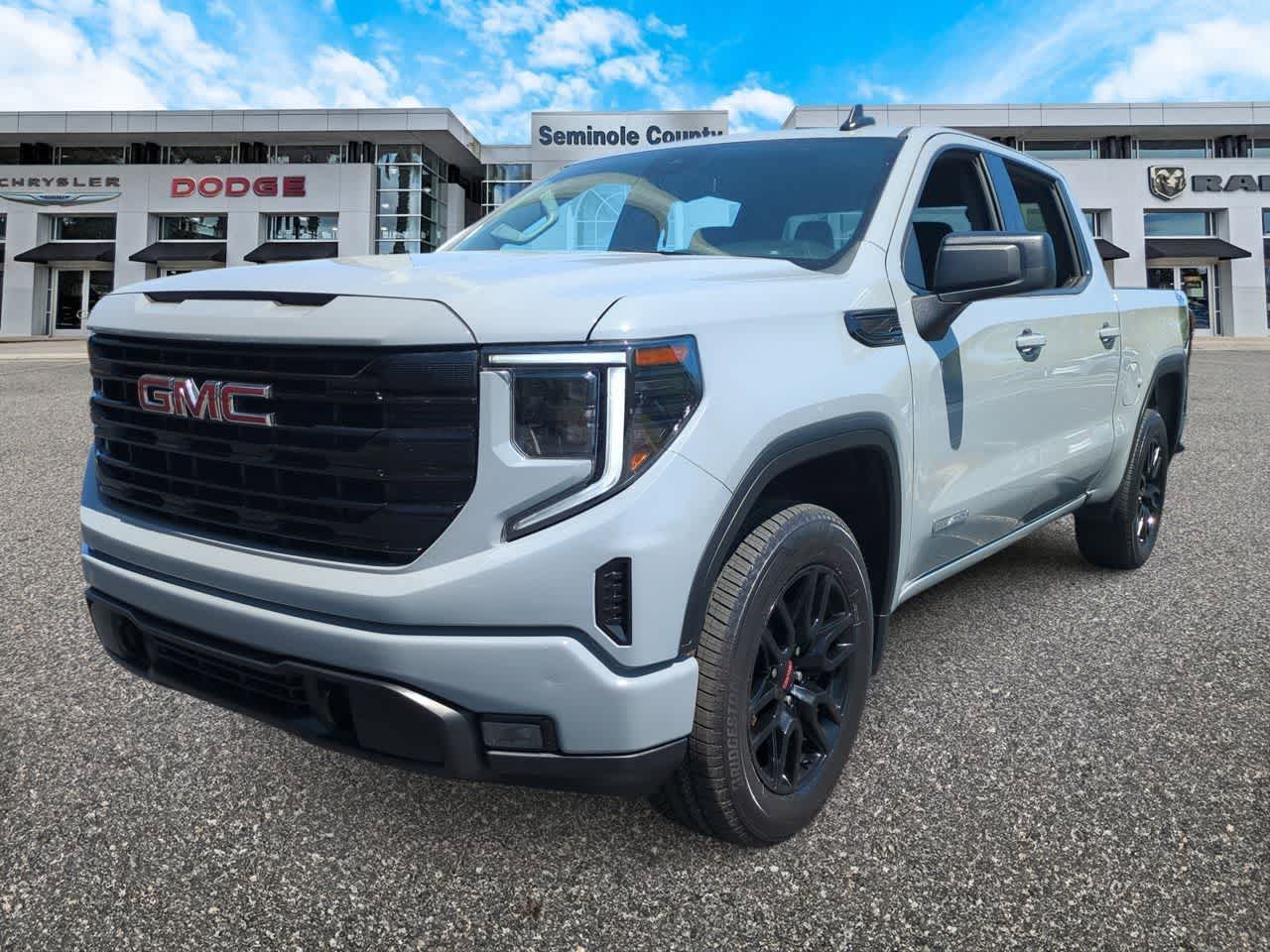 2024 GMC Sierra 1500 4WD Cabina Doble Caja Corta Elevación con 3VL
