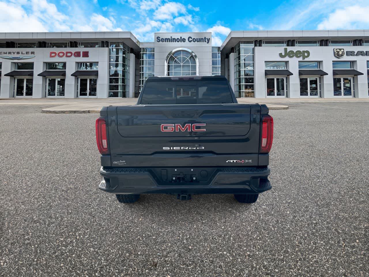 GMC Sierra 1500 4WD de 2023, cabina doble, caja corta, AT4X